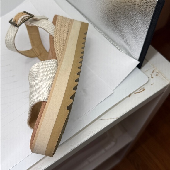 TOMS WEDGE CANVAS RUBBER SANDALS WOMENS SIZE 8. LIKE NEW - Picture 14 of 16